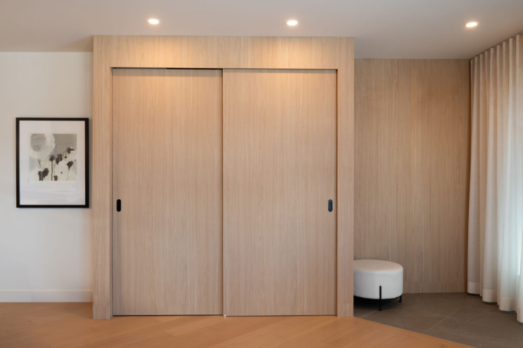Odaxio Signature – Entry wall storage that enhances both style and space.