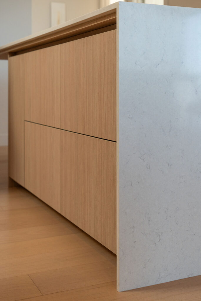 Odaxio Signature – Wood grain perfectly aligned from one drawer to the next.