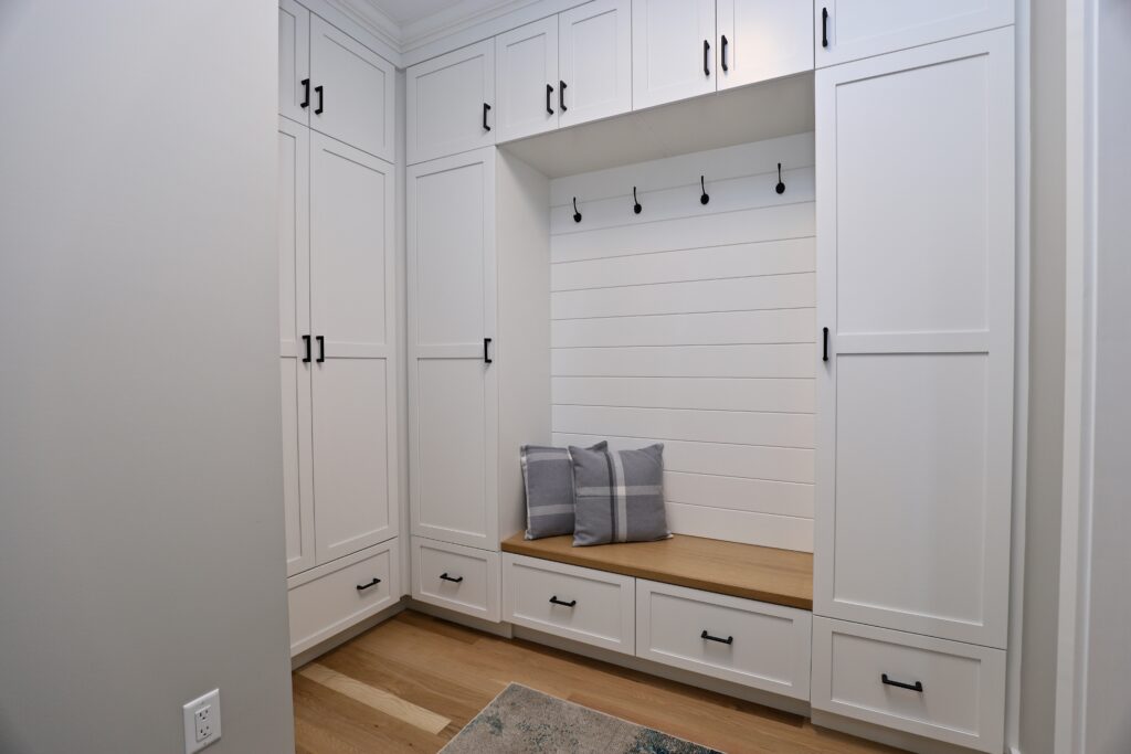 Odaxio Signature – Entry mudroom that optimizes space with style.