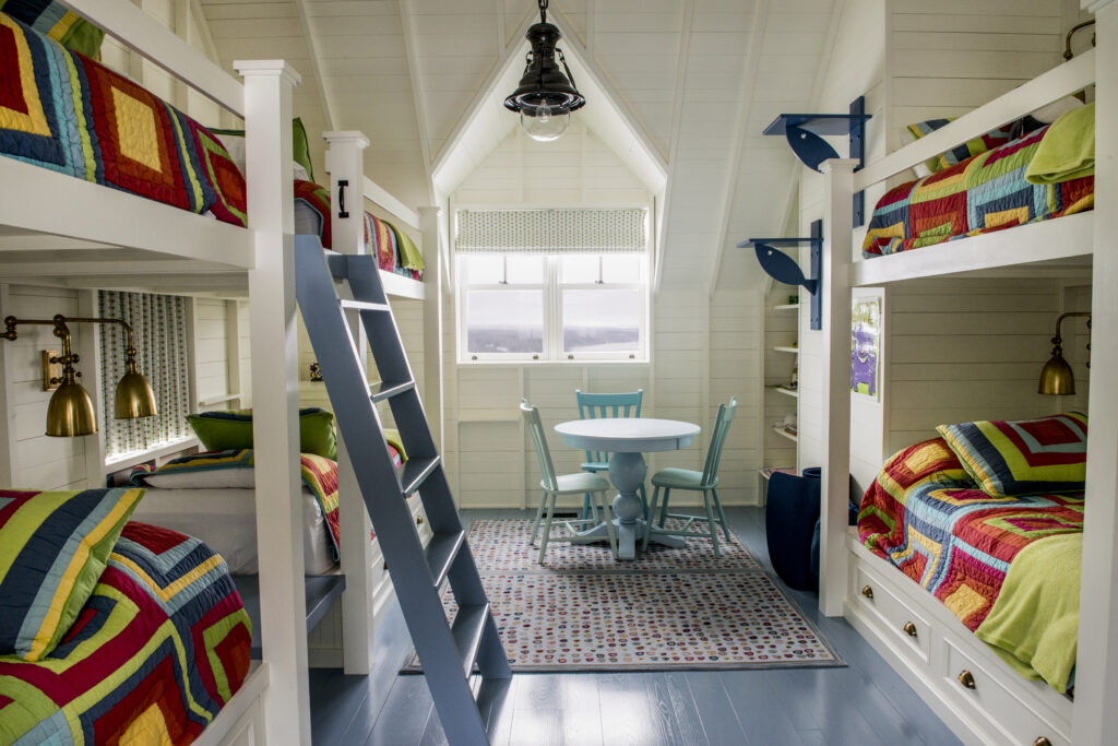 Odaxio Signature – Custom children’s room with 6 beds and built-in drawers.